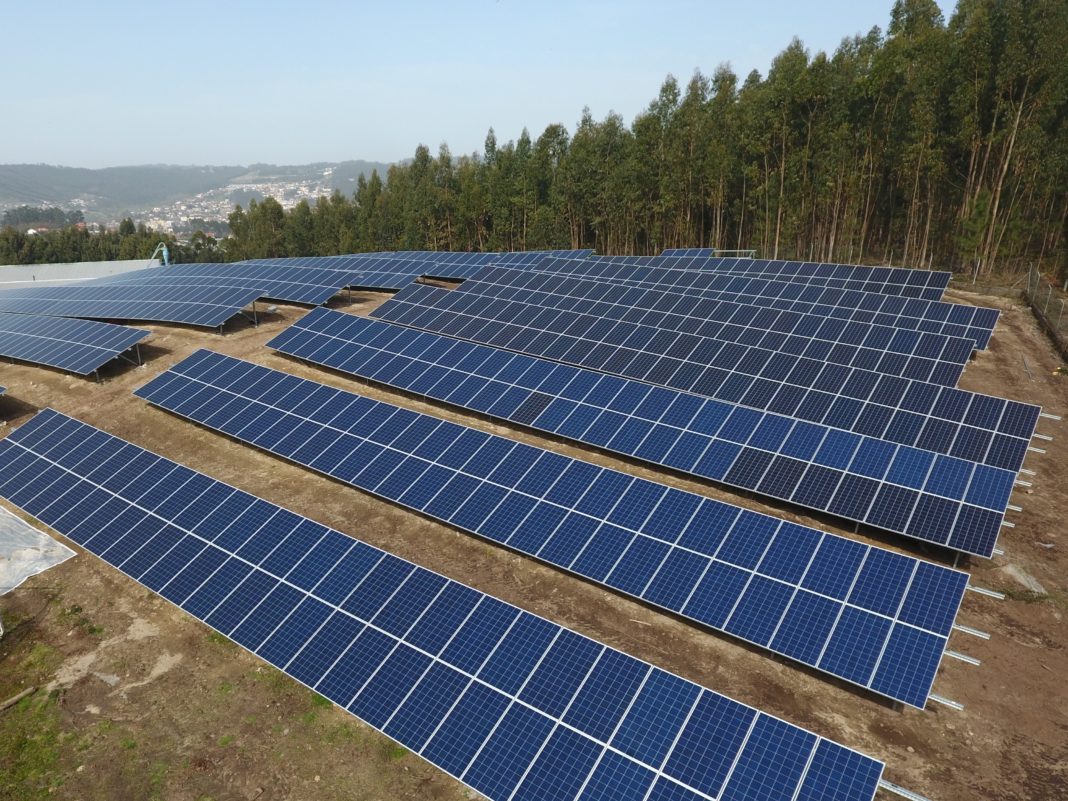 Parque solar da ACO Shoes foi instalado em terreno contíguo à fábrica