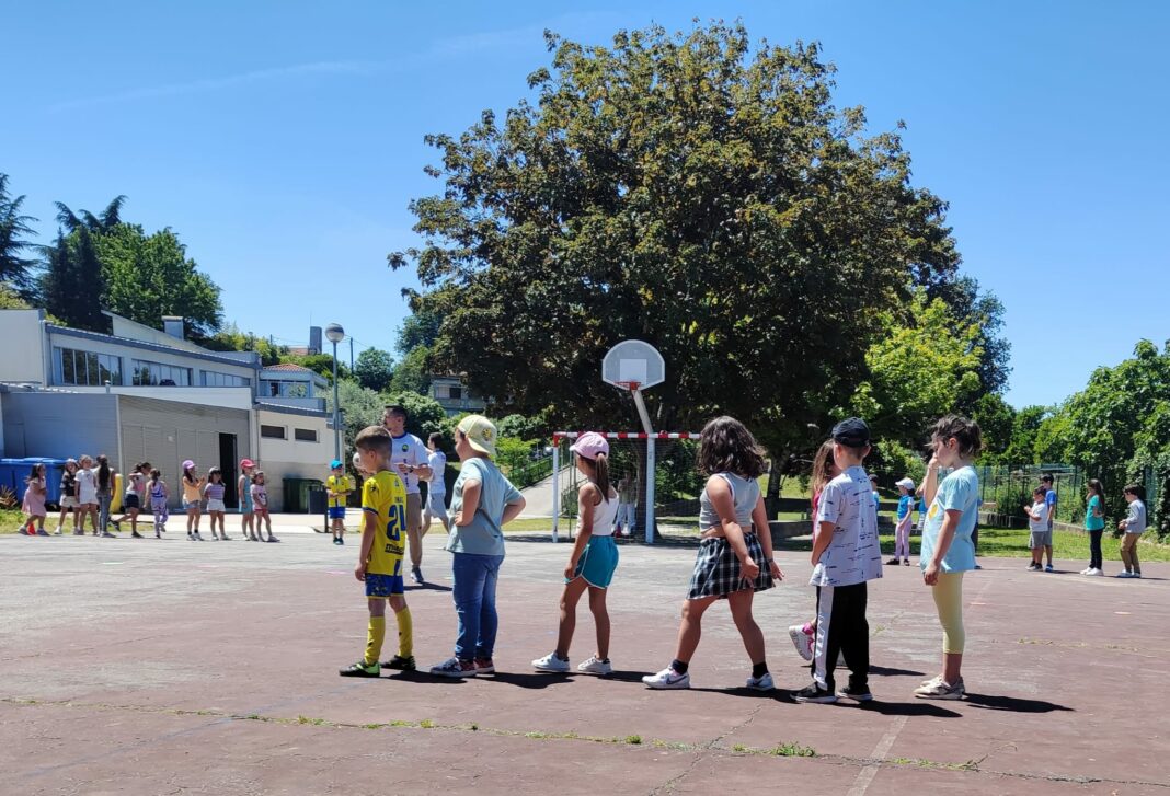 crianças a aprender futsal