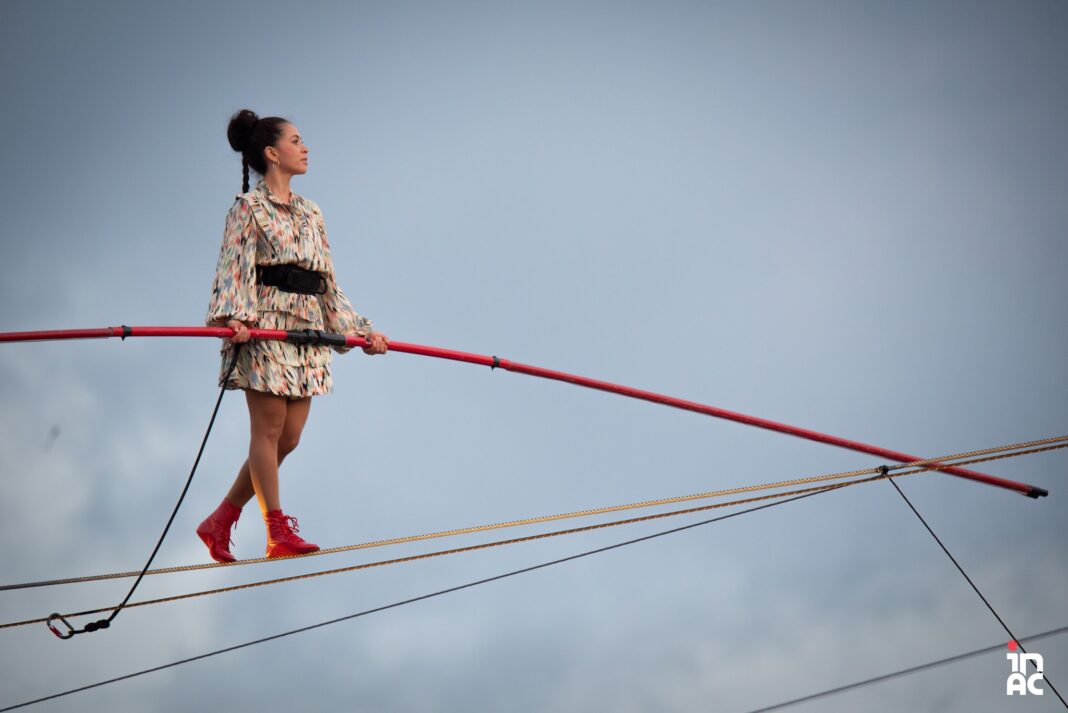 Uma mulher a equilibrar-se sobre um fio