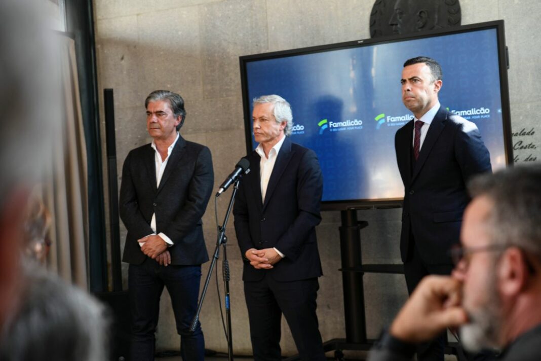 Pina Ferreira, presidente do FC de Famalicão; Mário Passos, presidente da Câmara Municipal; e Miguel Ribeiro, presidente da SAD do FC Famalicão.