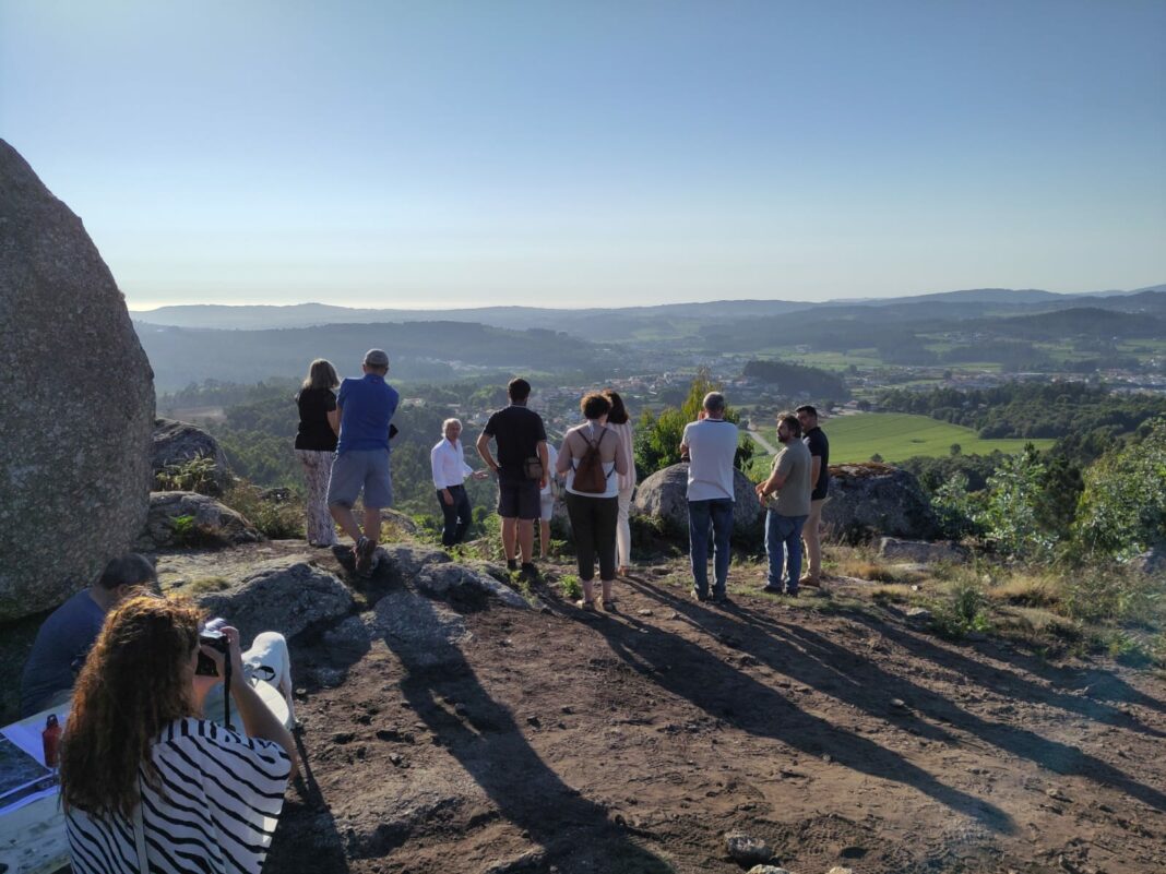 Pessoas reunidas a olhar para o Penedo da Luaaliar o futuro da floresta