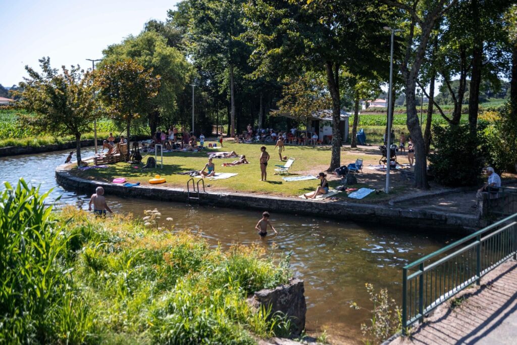 Fotografia da praia fluvial partilhada pelo Município de Famalicão no dia de agosto nas redes sociais. 