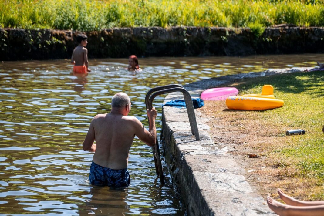 Fotografia da praia fluvial partilhada pelo Município de Famalicão no dia de agosto nas redes sociais.