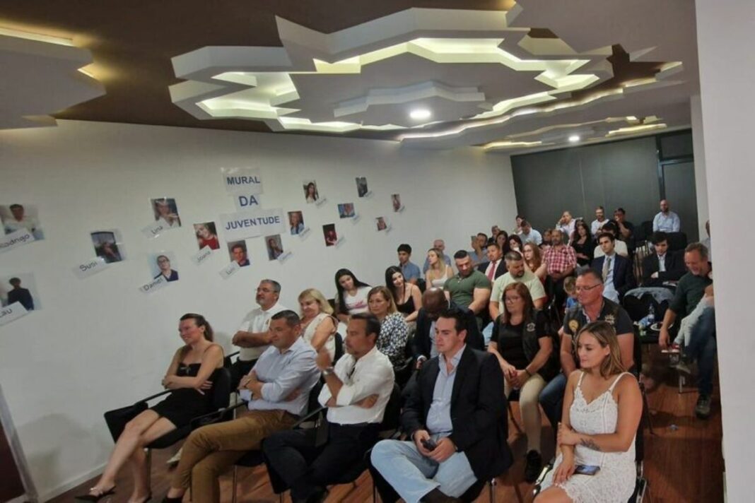 pessoas sentadas no auditório