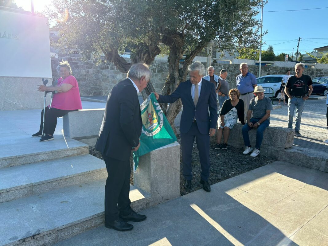 Presidente da Câmara e Presidente da Junta descerram a placa da inauguração da capela mortuaria Oliveira Santa Maria