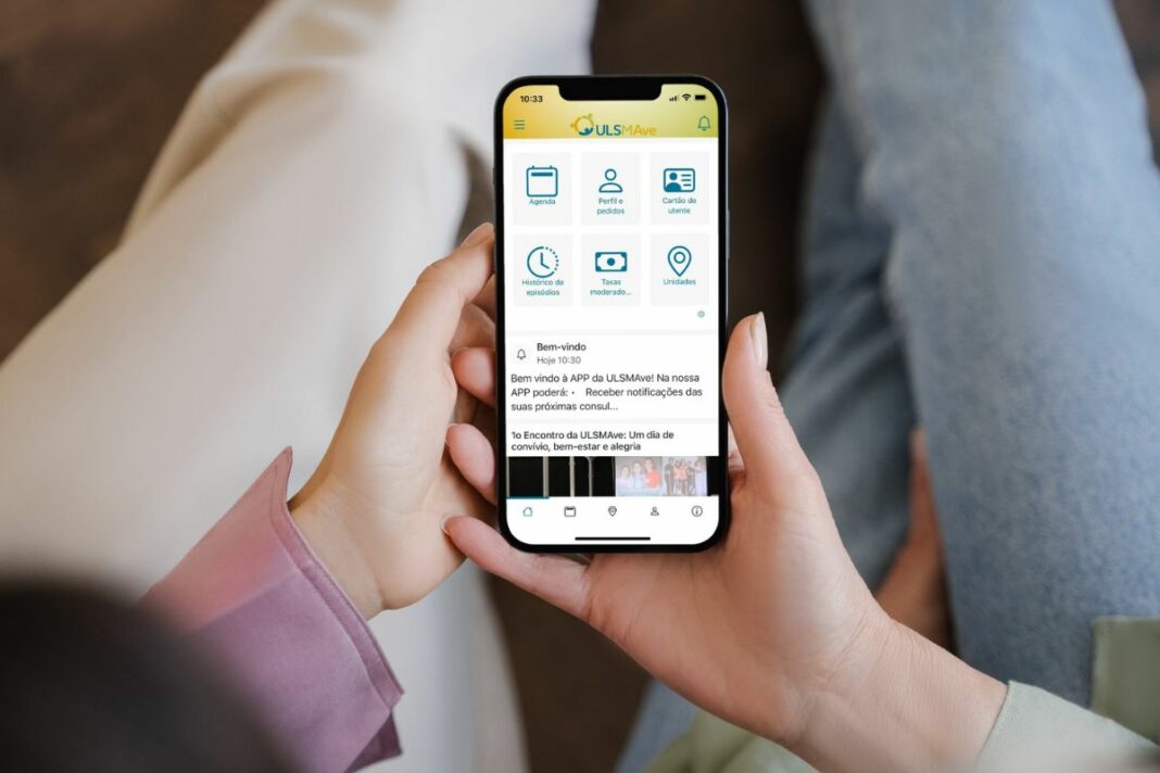 Uma mão a segurar o telemóvel que tem aberta a aplicação MyULSMAve