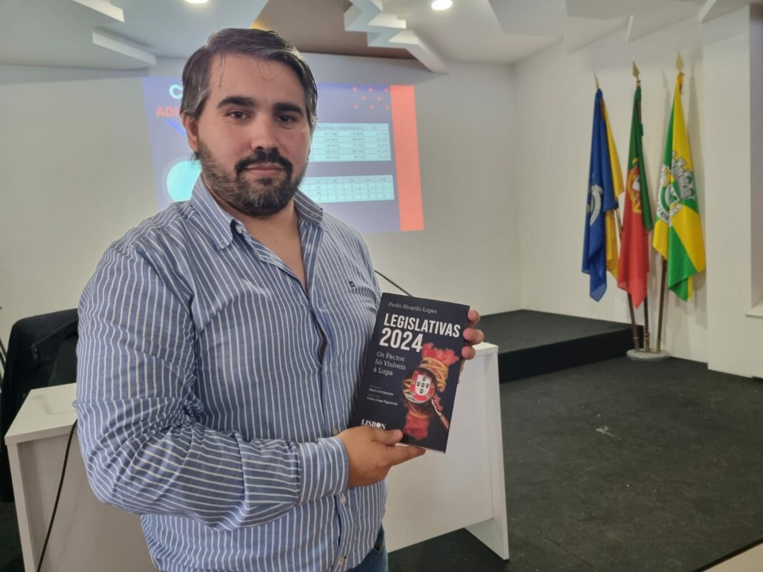 Paulo Ricardo Lopes a segurar o livro