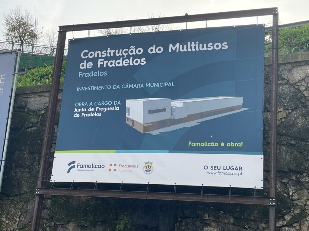 Outdoor localizado no centro da freguesia anuncia a construção do pavilhão multiusos.