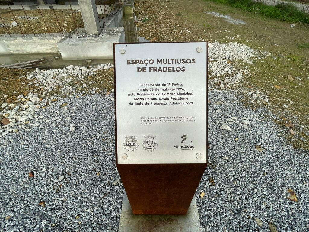 Placa alusiva ao lançamento da primeira pedra da construção do pavilhão multiusos de Fradelos. 