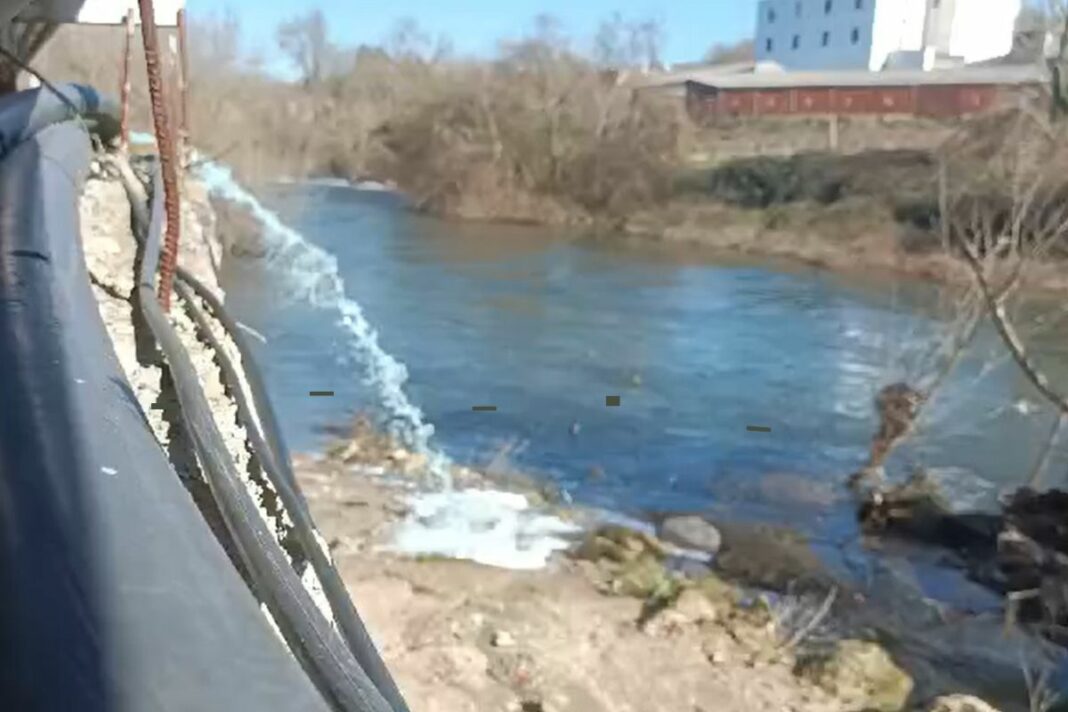 Cano a descarregar dejetos contaminados dentro do rio