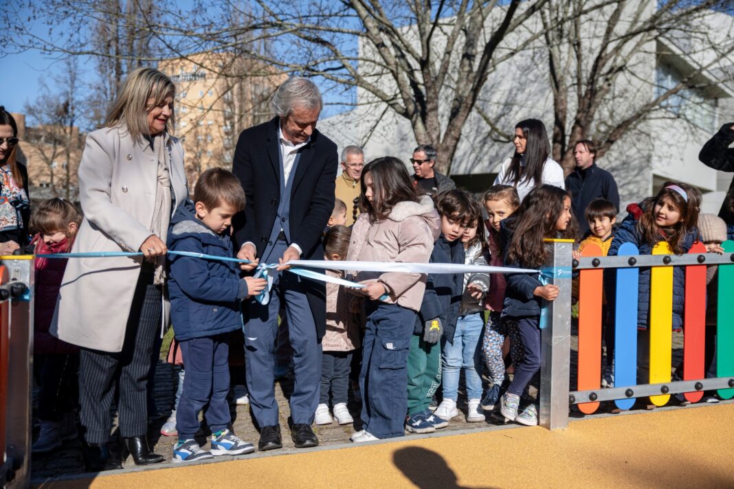 Mário Passos, cercado de crianças, a cortar a fita de inauguração de um arque infantil